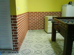 revestimento na parede com tijolo maciço para sala de jogos